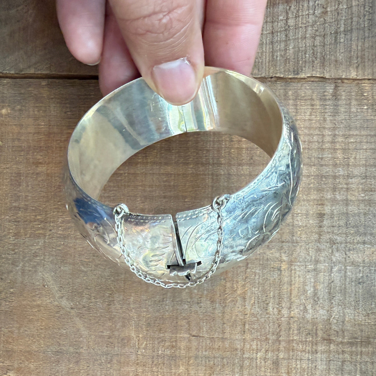 Vintage Sterling Silver Etched 1&quot; WIDE Hinged Bangle Bracelet