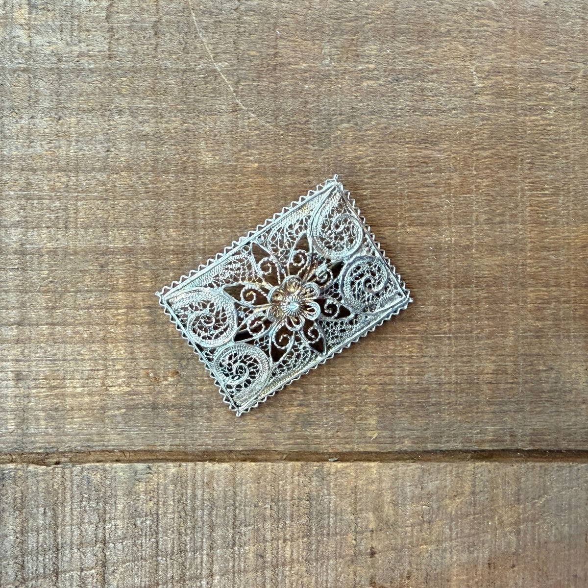Vintage Silver Filigree Brooch with Exquisite Metal Details